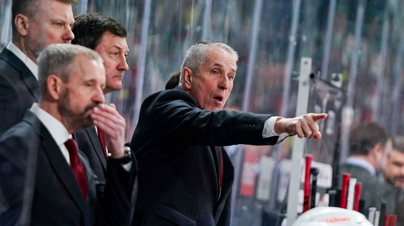 Bobs Hārtlijs dod norādījumus Omskas "Avangard" hokejistiem. Foto: ak-bars.ru