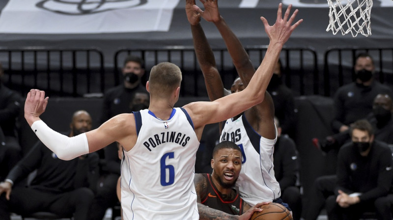 Kristaps Porziņģis pret Deimjenu Lilardu 2021. gada 21. martā Portlendā. Foto: AP/Scanpix