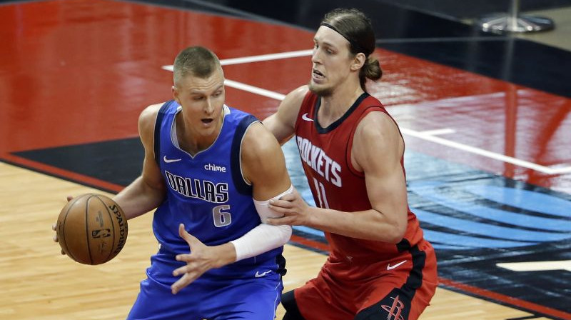 Kristaps Porziņģis un Kellijs Oliniks. Foto: USA Sports Today/Scanpix