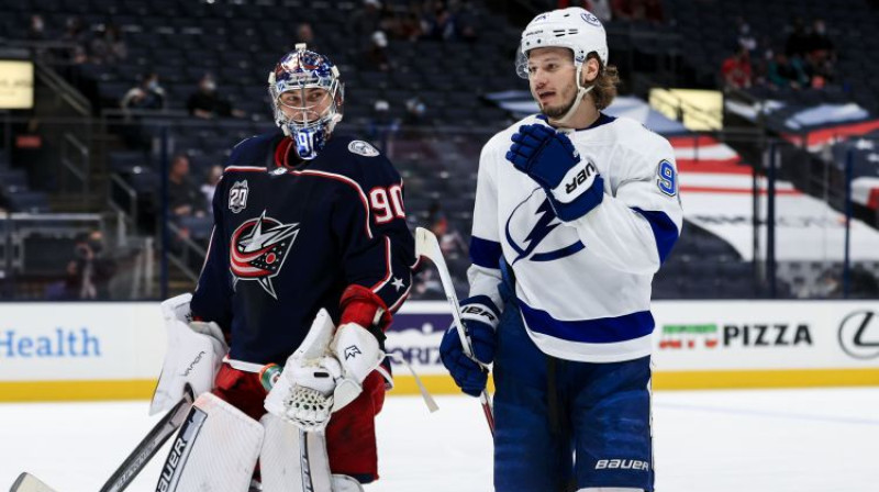 Elvis Merzļikins un Mihails Sergačovs. Foto: USA TODAY Sports/Scanpix
