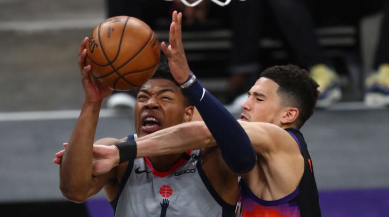 Devins Būkers asi pārkāpj noteikumus pret Rui Hačimuru. Foto: USA Today/Scanpix