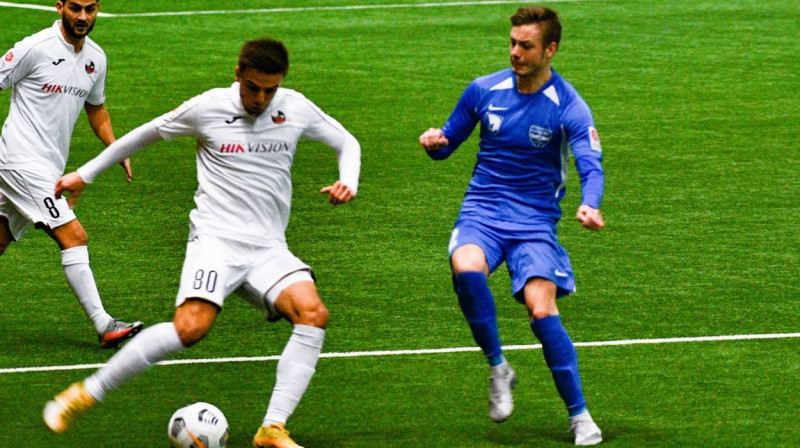 Jānis Krautmanis (Nr. 2) cīņā par bumbu. Foto: Kėdainių FK Nevėžis