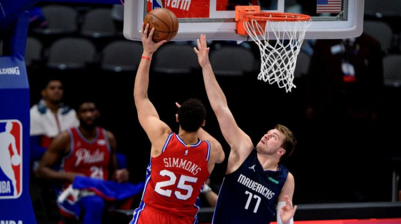 Bens Simonss pret Luku Dončiču. Foto: USA Today/Scanpix