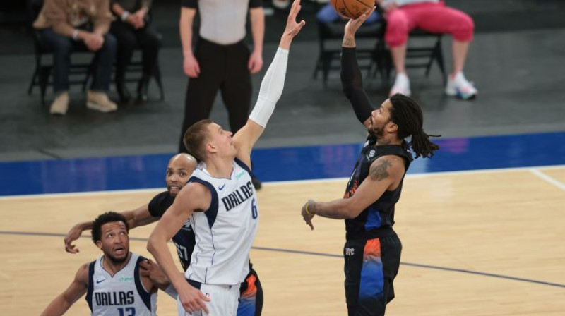 Kristaps Porziņģis pret savu bijušo komandas biedru Deriku Rouzu. Foto: USA TODAY Sports/Scanpix
