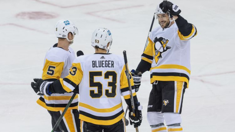 Teodors Bļugers kopā ar partneriem. Foto: USA Today Sports/Scanpix