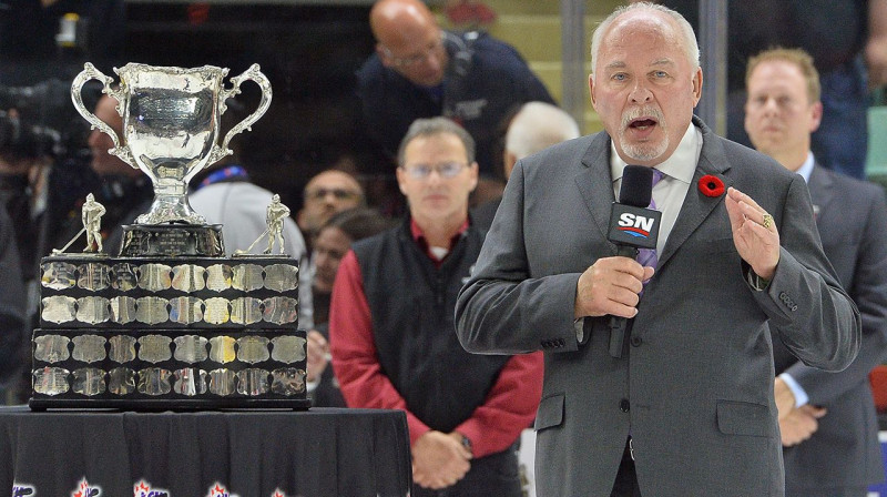 Ontārio hokeja līgas komisārs ar kausu. Foto: Sportsnet.ca