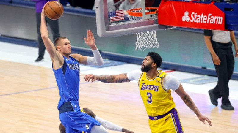 Kristaps Porziņģis triec bumbu grozā pāri Entonijam Deivisam. Foto: USA Today/Scanpix