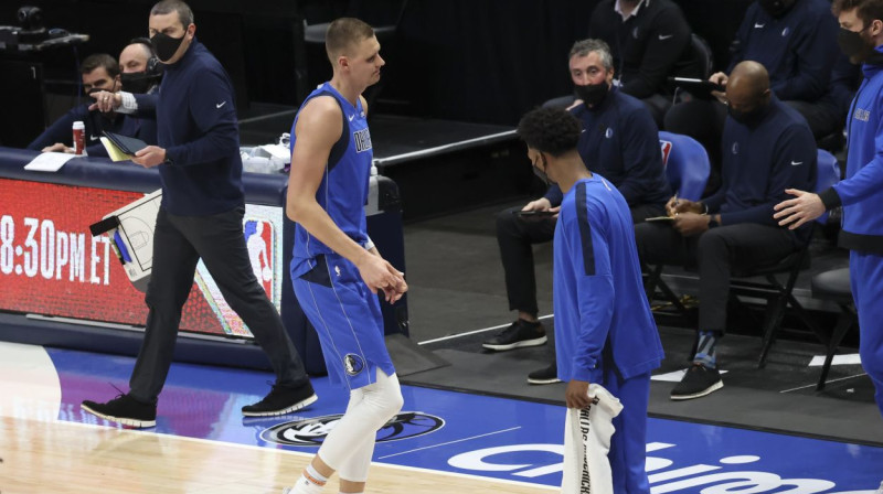 Kristaps Porziņģis pametot laukumu. Foto: Kevin Jairaj/USA Today Sports/Scanpix