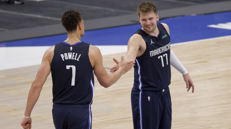 Dvaits Pauels un Luka Dončičs. Foto: Ron Jenkins/AP/Scanpix