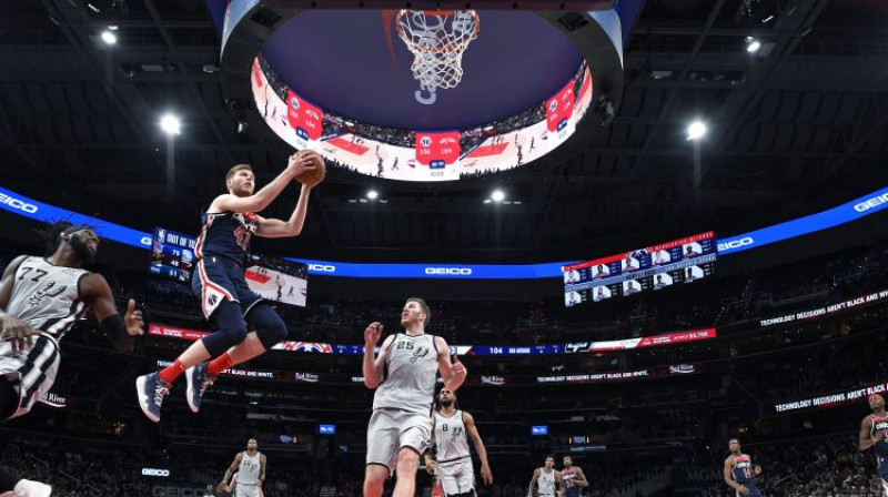 Dāvis Bertāns iepriekšējā tikšanās reizē pret Sanantonio "Spurs". Foto: AP/Scanpix