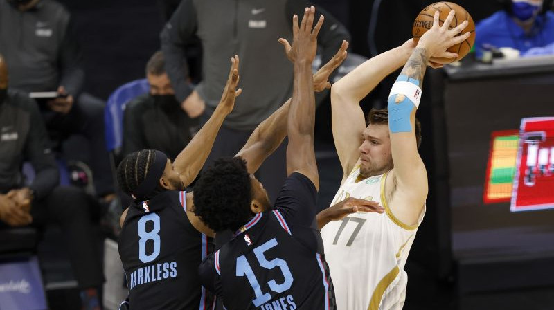 Luka Dončičs (pa labi). Foto: EPA/Scanpix
