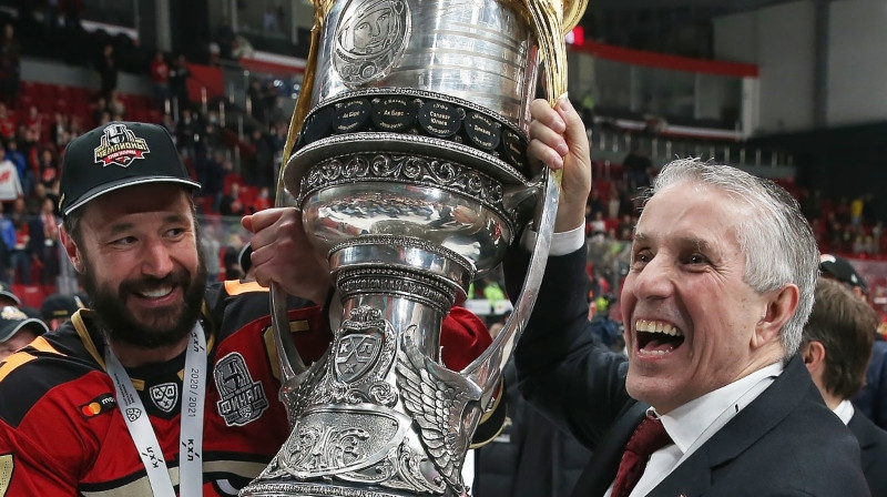 Iļja Kovaļčuks un Bobs Hārtlijs. Foto: HC Avangard
