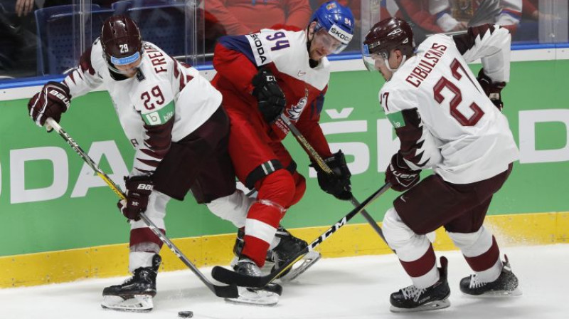 Ralfs Freibergs un Oskars Cibuļskis 2019. gada pasaules čempionātā. Foto: Reuters/Scanpix