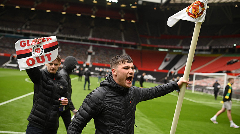 Old Trafford laukumu ieņēma neapmierināti līdzjutēji. Foto: AFP/Scanpix