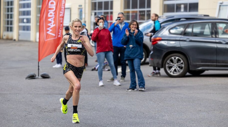 Karoline Bjerkeli Grēvdāle skrien pretī ātrākajam laikam pasaulē. Foto:amuel Hafsahl