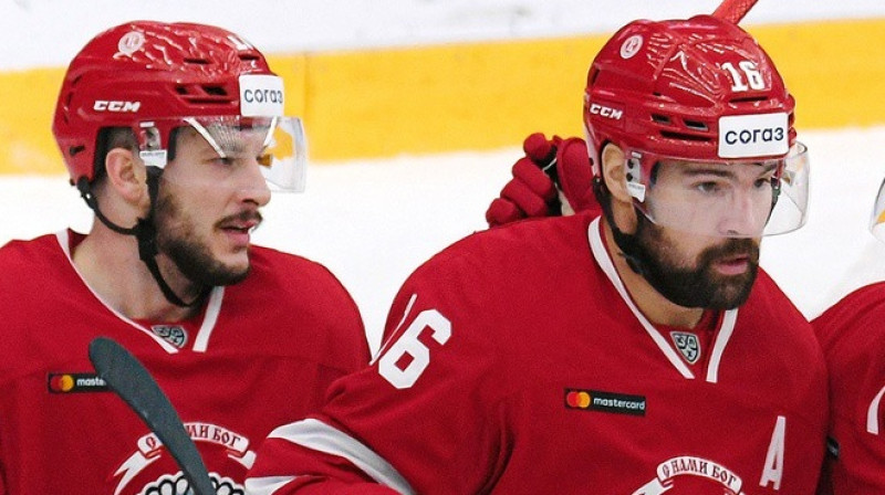 Džastins Denforts un Kaspars Daugaviņš. Foto: Deniss Dudujevs, HC Vityaz