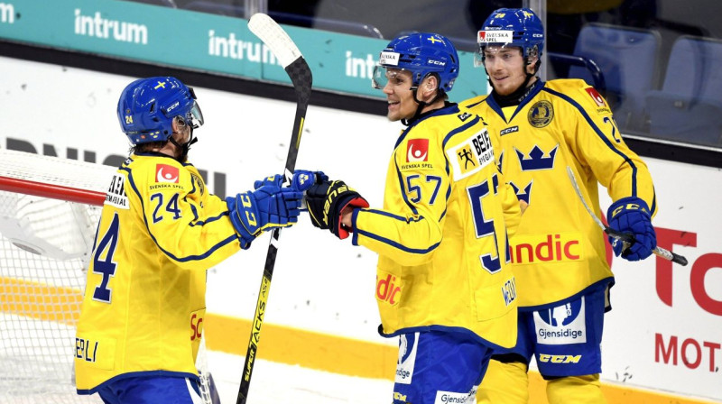 Zviedrijas izlases hokejisti svin vārtu guvumu. Foto: imago images/Lehtikuva/Scanpix