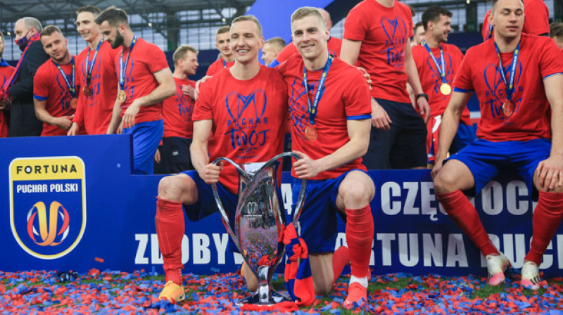 Vladislavs Gutkovskis (pa labi) ar Polijas kausu. Foto: FC Rakow