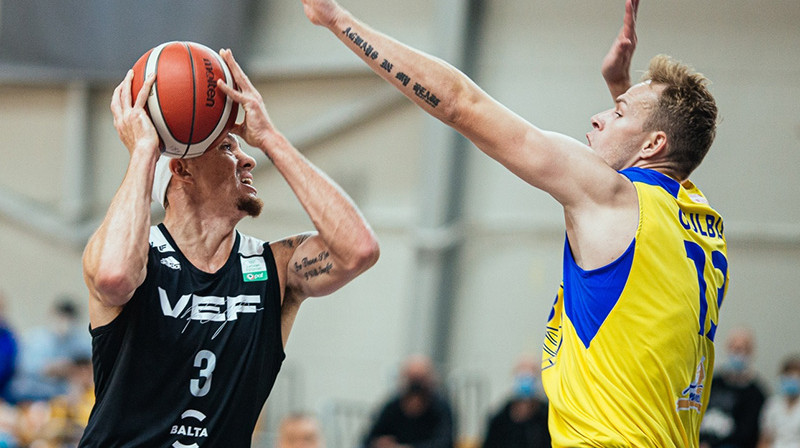 Aizeja Pinjero uzbrukumā pret Māri Gulbi. Foto: Mikus Kļaviņš