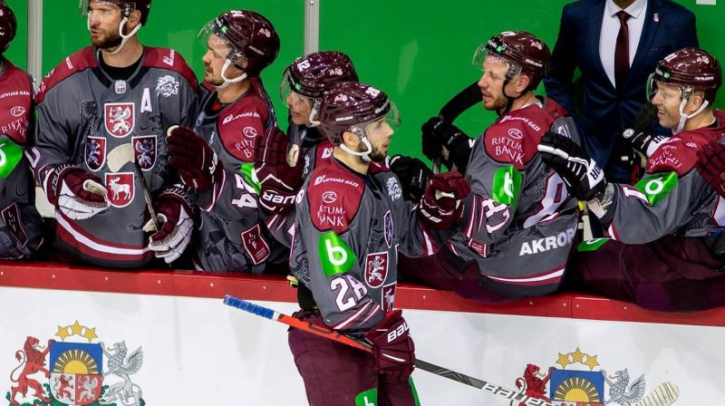 Mārtiņš Dzierkals saņem apsveikumus pēc vārtu guvuma. Foto: Guntis Lazdāns/LHF