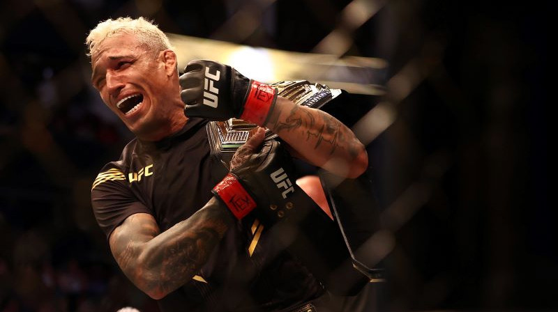 Čārlzs Oliveira ar UFC čempiona jostu. Foto: USA Today Sports/Scanpix