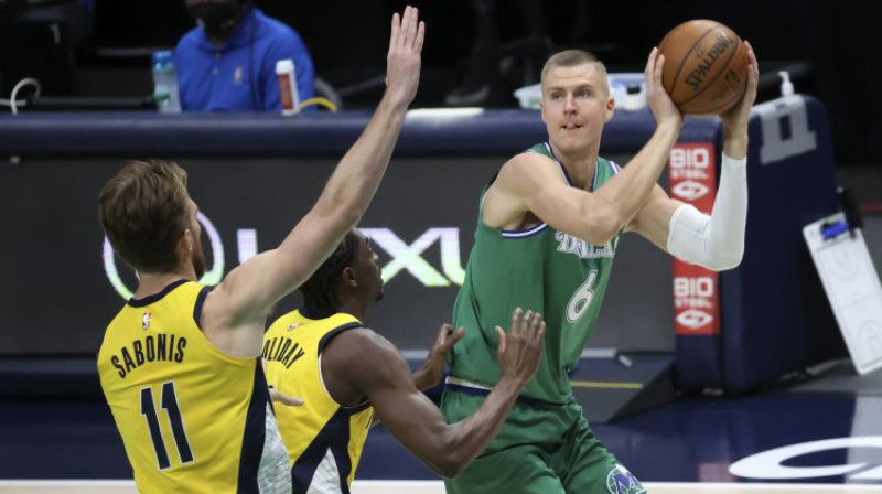 Domans Sabonis spēlē pret Kristapu Porziņģi. Foto: USA TODAY Sports/Scanpix