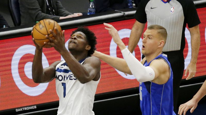 Entonijs Edvardss un Kristaps Porziņģis. Foto: AP/Scanpix