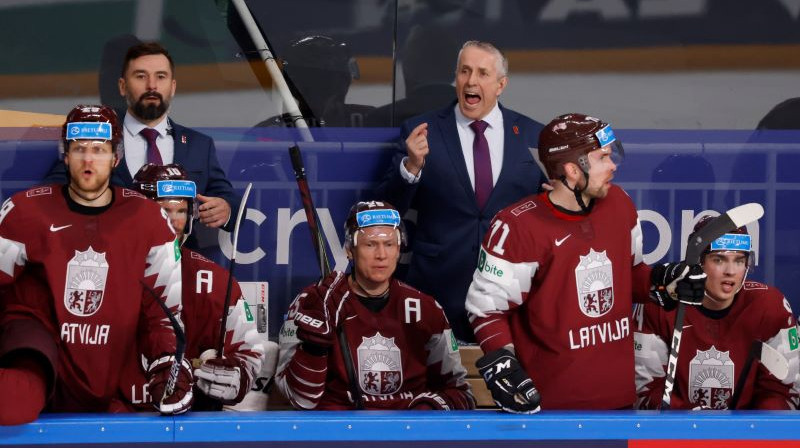 Bobs Hārtlijs dod norādījumus hokejistiem. Foto: REUTERS/Scanpix