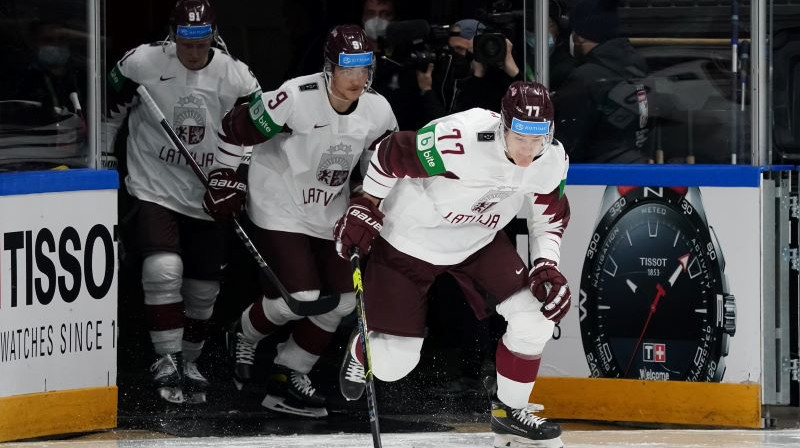 Kristaps Zīle un Renārs Krastenbergs dodas uz ledus. Foto: Andre Ringuette/IIHF