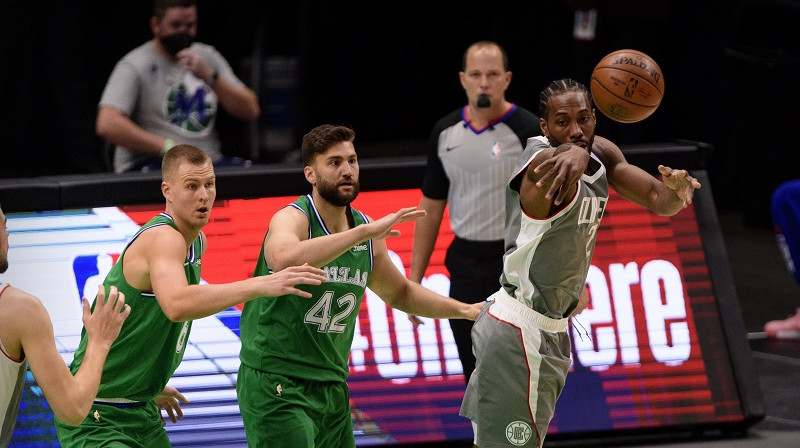 Kristaps Porziņģis un Maksi Klēbers pret Kavai Lenardu. Foto: USA Today/Scanpix