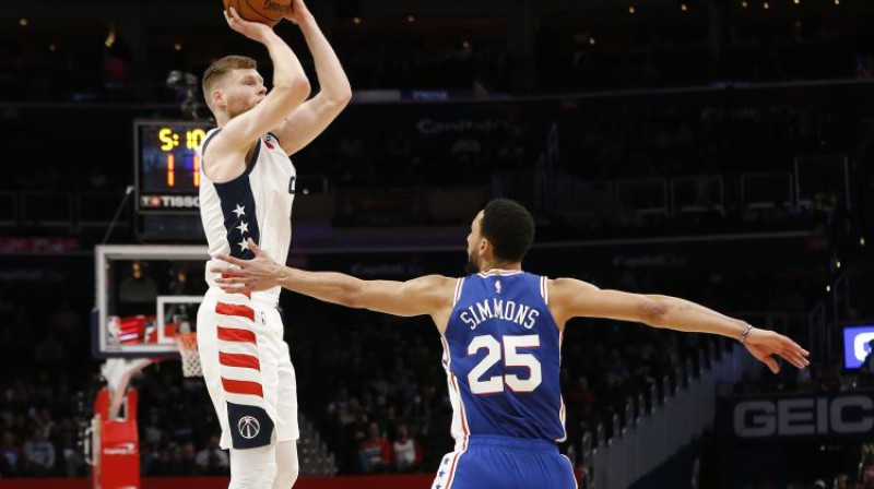 Dāvis Bertāns un Bens Simonss. Foto: USA Today Sports/Scanpix