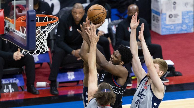 Dāvis Bertāns (no labās) aizsardzībā pret "76ers" līders Žoelu Embīdu. Foto: USA TODAY Sports