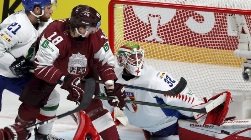 Rodrigo Ābols (#18) itāļu vārtu priekšā. Foto: EPA/Scanpix