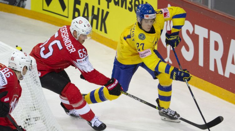 Nilss Lundkvists aiz Šveices vārtiem. Foto: EPA/Scanpix