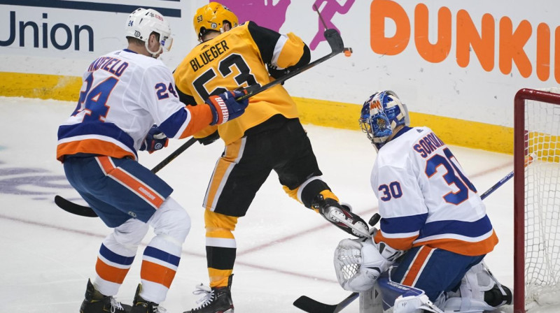 Teodors Bļugers Ņujorkas "Islanders" vārtu priekšā. Foto: Gene J. Puskar/AP/Scanpix