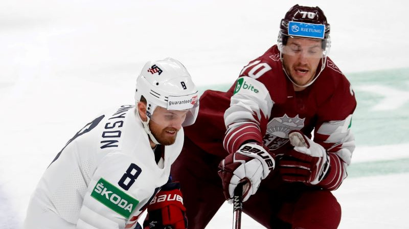 Miks Indrašis cīņā ar pretspēlētāju. Foto: Toms Kalniņš/EPA/Scanpix