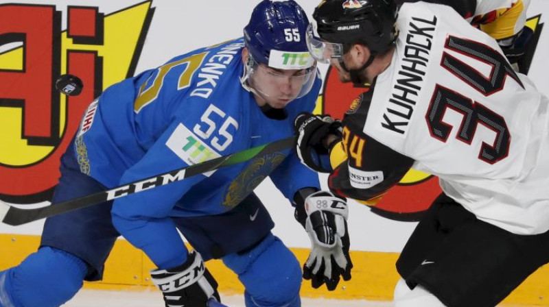 Ivans Stepaņenko (no kreisās) aizsardzībā. Foto: EPA/Scanpix