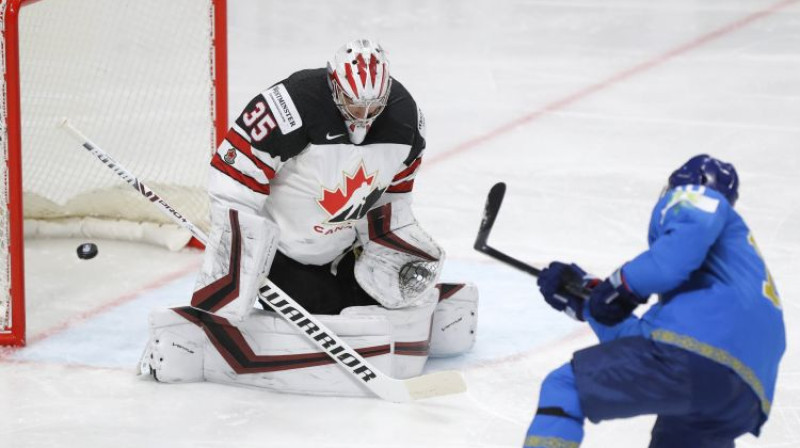 Ņikita Mihaiļis pārspēj Dārsiju Kemperu. Foto: AP/Scanpix