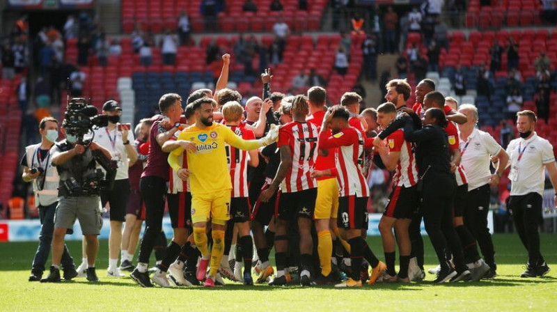''Brentford'' futbolisti līksmo pēc iekļūšanas Premjerlīgā. Foto: Reuters/Scanpix