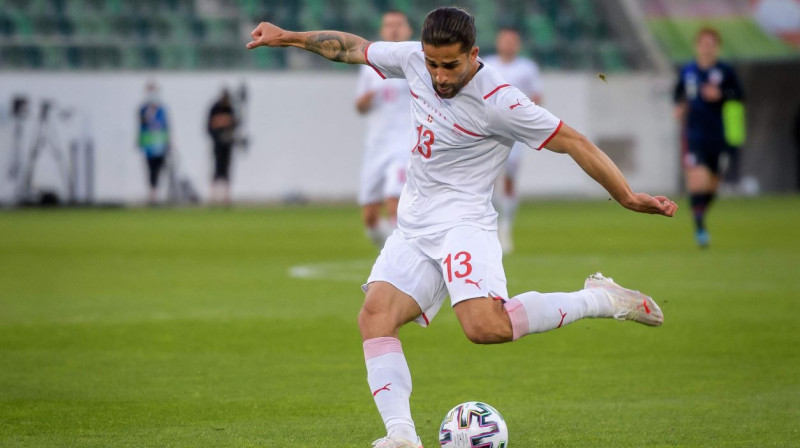 Šveices izlases futbolists Rikardo Rodrigess izdara rezultatīvu sitienu. Foto: AFP/Scanpix