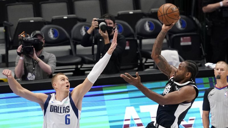 Kristaps Porziņģis un Kavai Lenards. Foto: AP/Scanpix