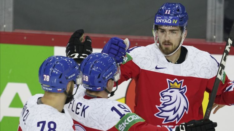 Filips Zadina tiek sveikts ar vārtu guvumu. Foto: Romāns Kokšarovs/AP/Scanpix
