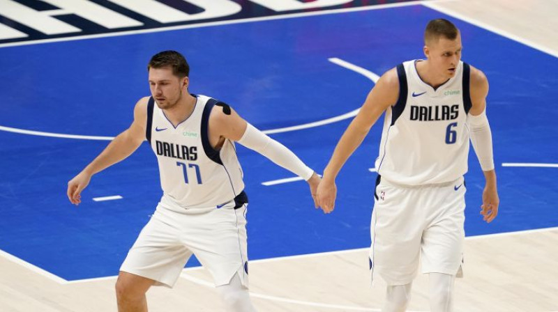 Luka Dončičs un Kristaps Porziņģis. Foto: AP/Scanpix