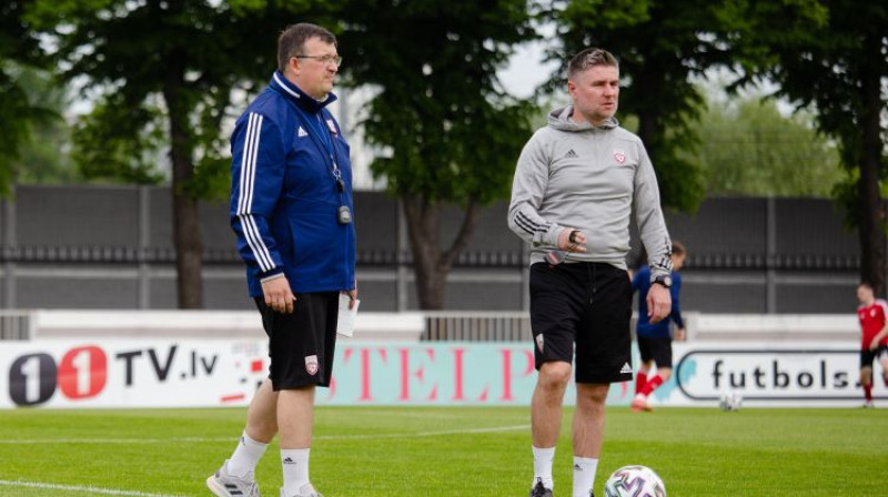 Dainis Kazakevičs un Marians Pahars. Foto: LFF