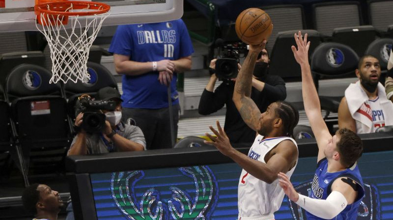 Kavai Lenards un Luka Dončičs. Foto: AP/Scanpix