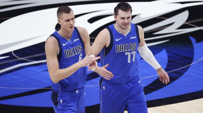 Kristaps Porziņģis un Luka Dončičs. Foto: USA Today Sports/Scanpix