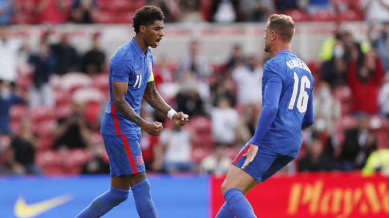 Anglijas izlases futbolisti Markuss Rešfords (no kreisās) un Džordans Hendersons svin vārtu guvumu. Foto: Lee Smith/Reuters/Scanpix