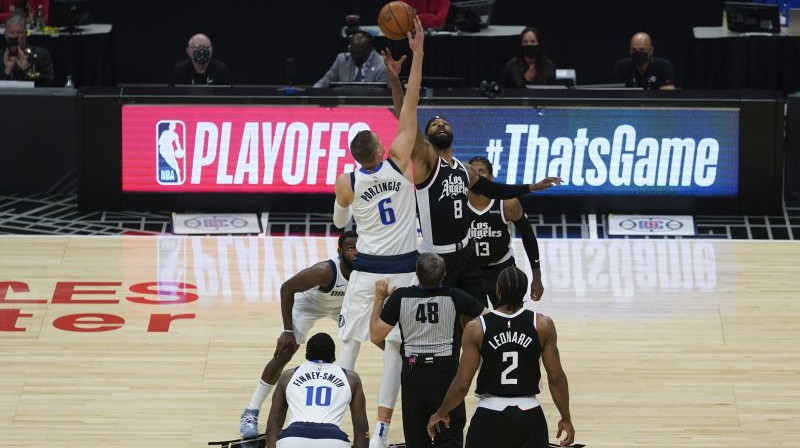 Kristaps Porziņģis cīņā par bumbu. Foto: AP/Scanpix