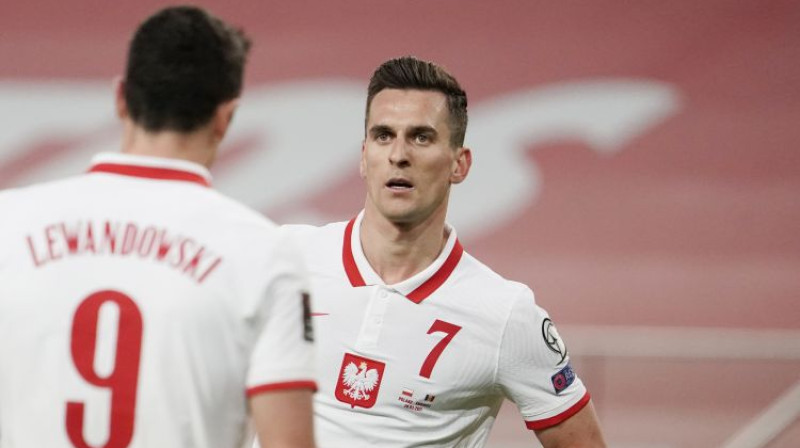 Roberts Levandovskis un Arkadiušs Miliks. Foto: Reuters/Scanpix