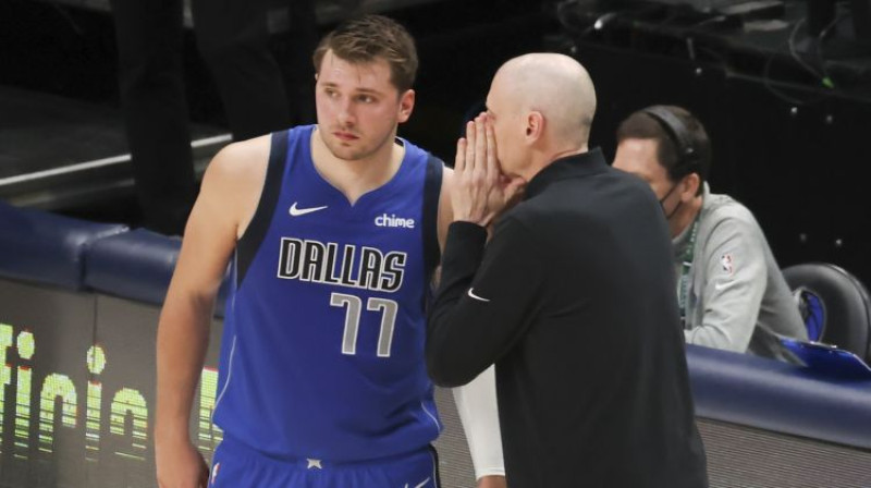 Luka Dončičs un Riks Kārlails. Foto: USA Today Sports/Scanpix